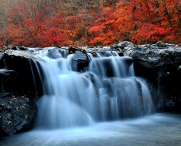 秋天与瀑布